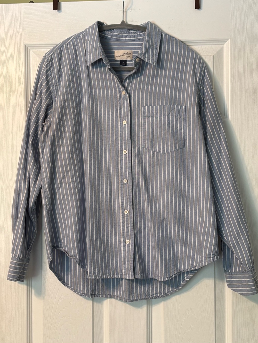 Universal Thread Blue Stripe Button Down Long Sleeve Shirt Size M EUC